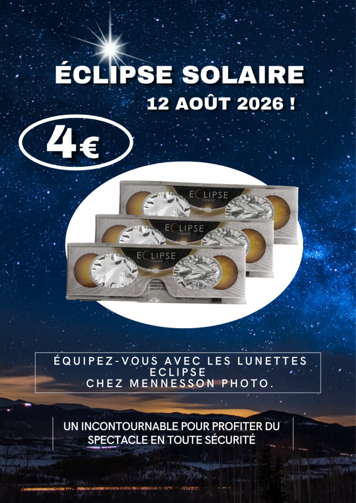 Le 12 août 2026 aura lieu la 16ᵉ éclipse solaire totale du XXIᵉ siècle, un événement exceptionnel à ne pas manquer. Pour en profiter en toute sécurité, il est indispensable de bien s’équiper.
Chez Mennesson Photo, nous vous proposons des lunettes de protection, spécialement conçues pour observer les éclipses sans danger. Fiables, confortables et conformes aux normes de protection, elles vous permettront de vivre ce moment unique en toute sérénité.
Disponibles dès maintenant au prix de 4€, ces lunettes sont l’accessoire incontournable pour admirer ce spectacle céleste en toute sécurité.
